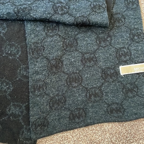 Michael Kors scarf - Picture 2 of 2
